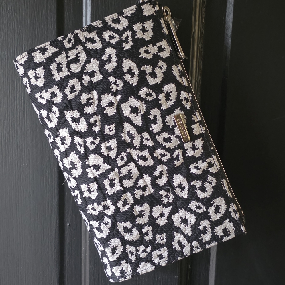 SALE 🏴󠁧󠁢󠁳󠁣󠁴󠁿 Brahmin Adia Wristlet Featured In Charcoal Luxe Leisure NWT